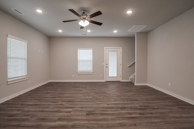 Building Photo - 608 N Salem Rd