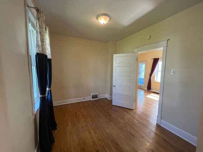 Building Photo - AVAILABLE July - Perfect 2 Bed 1 Bath In Hillside Neighborhood
