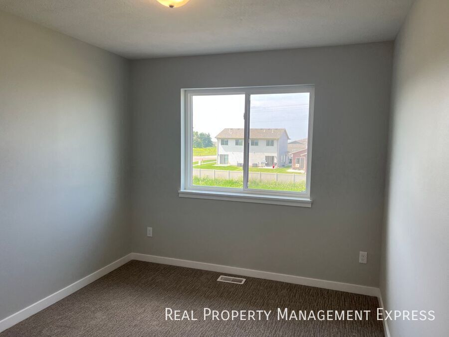 Building Photo - 3 Bedroom 1.5 Bathroom Townhome