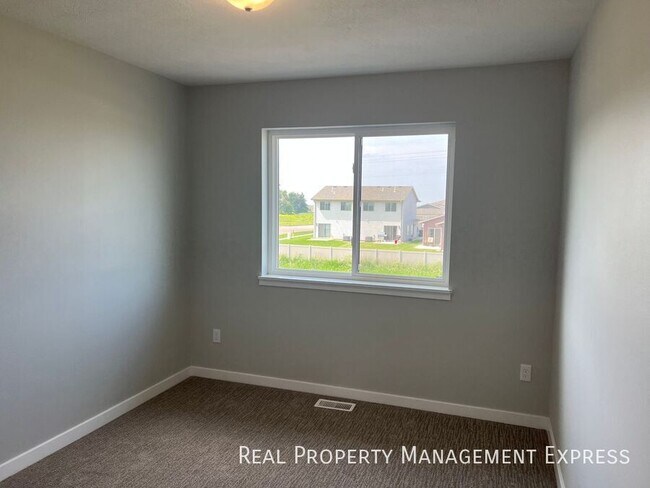 Building Photo - 3 Bedroom 1.5 Bathroom Townhome