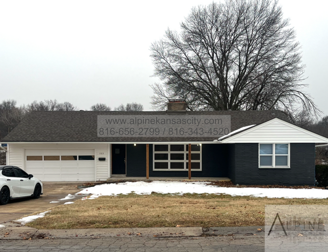 Primary Photo - Beautifully Updated Ranch in Gladstone