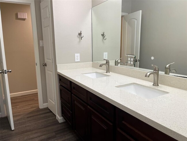 Building Photo - 304 S Shadowbend Dr
