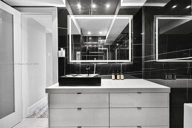 Building Photo - 1000 West Ave