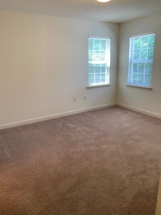 Building Photo - 163 Clusters Cir