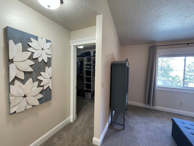 Building Photo - Nice home in great neighborhood