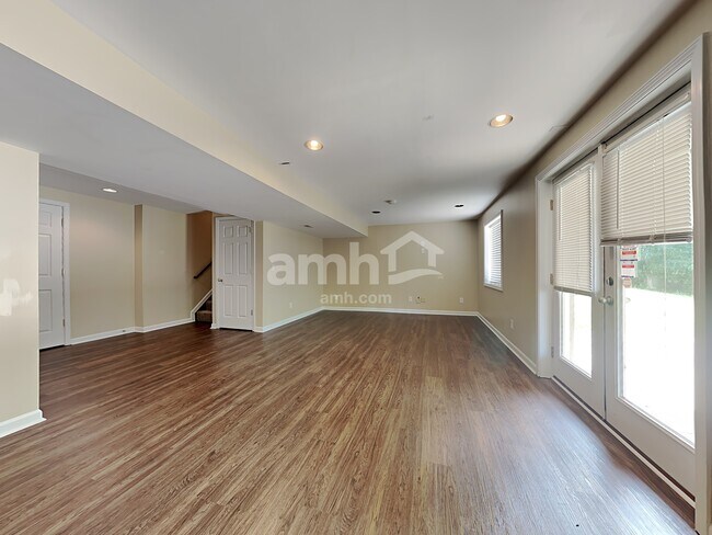 Building Photo - 1081 Riverwalk Ct
