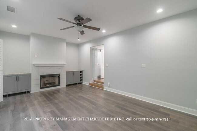 Building Photo - 3BR Townhome - Lake Living in Vineyard Point with Boat Slip Access Near Lake Norman