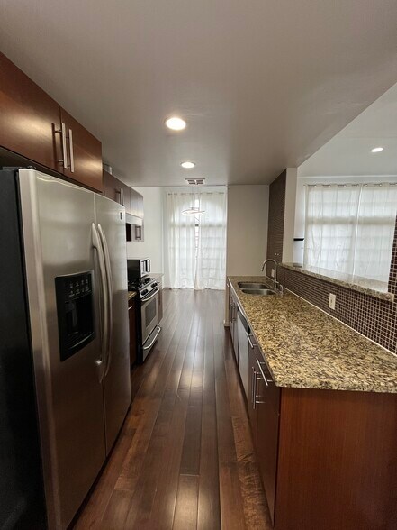 Building Photo - 860 S Lucerne Blvd