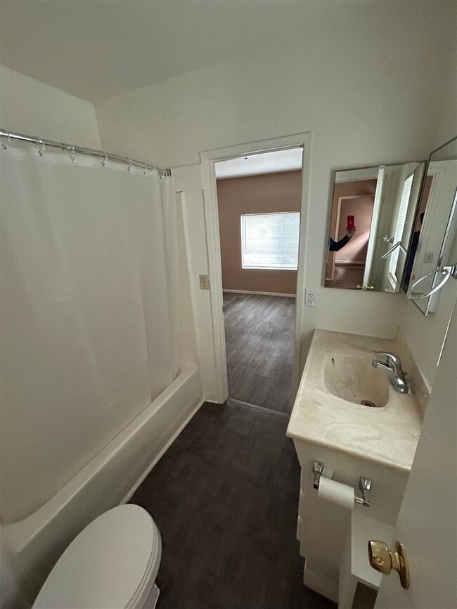 Building Photo - 2 bedroom, 1 bath Front unit of Duplex - *...