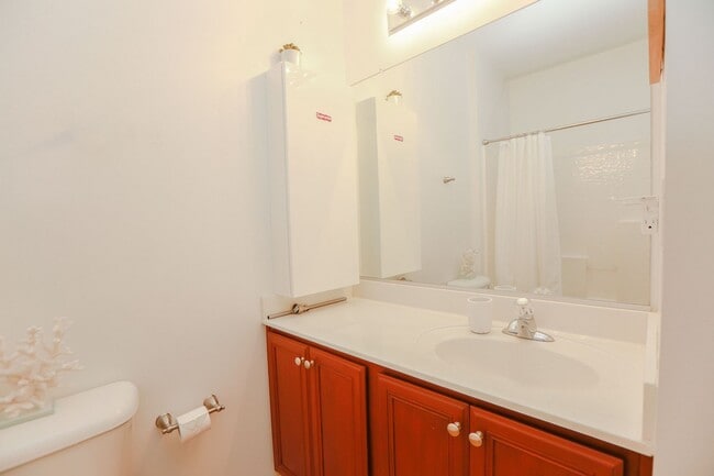 Building Photo - Riverside  Condo-RARE-Ready Jan 26