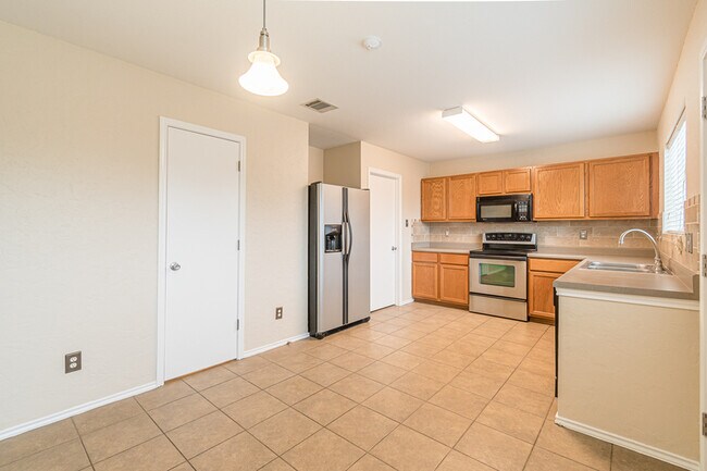 Building Photo - 137 Weeping Way