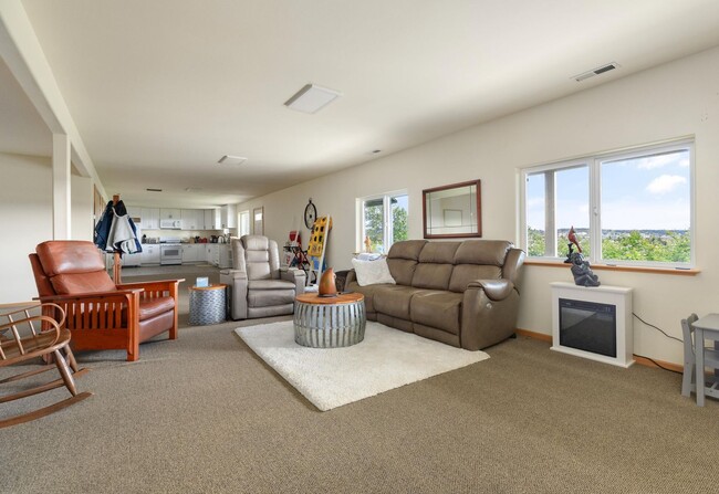 Building Photo - Gorgeous Lower Level Apartment Ready For a...