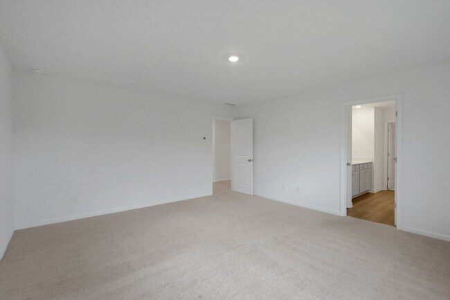 Building Photo - Stunning 4BR House in Hampton