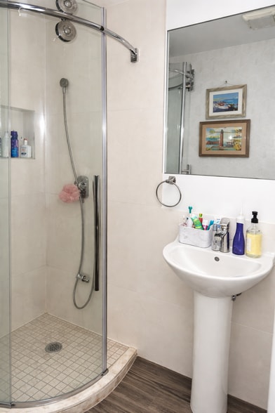 bathroom 1 - 1070 Awawamalu St