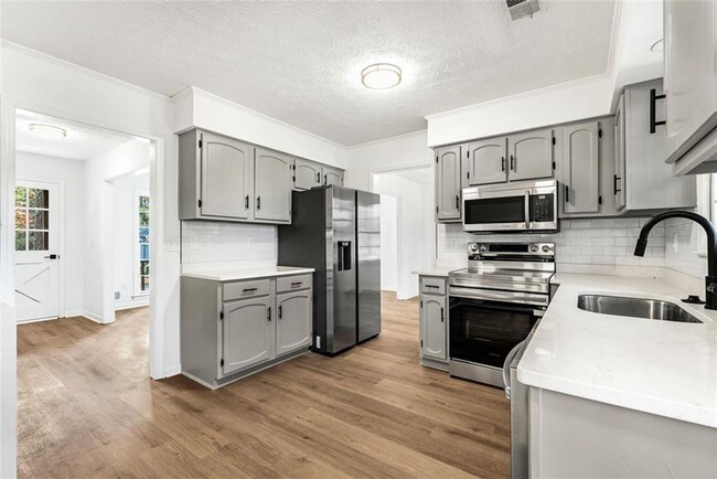 Building Photo - 444 Wellington Way