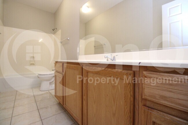 Building Photo - 490 W Ebony Way