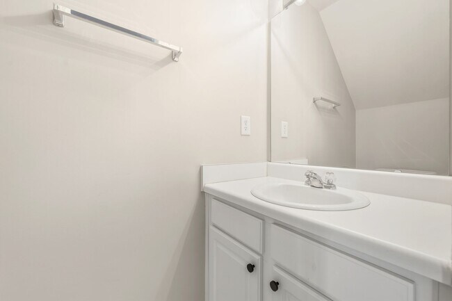 Building Photo - 3 Bedroom, 2.5 Bathroom Townhouse with Fen...