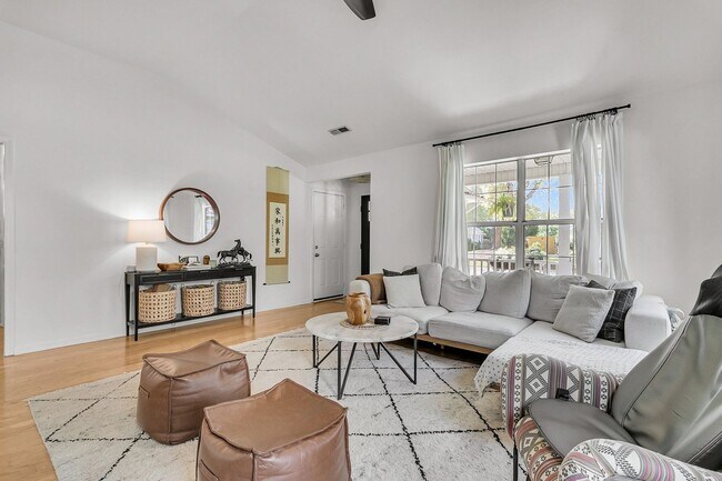 Building Photo - Charming 3 Bedroom, 2 Bath Home off of Longpoint in Mount Pleasant!