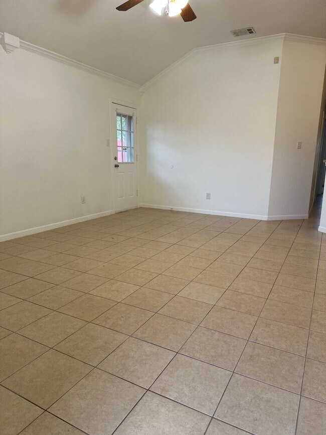 Building Photo - 3 Bedroom 2 Bath Duplex  2 weeks free move...