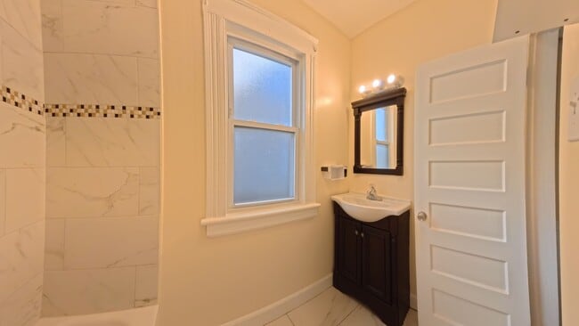 Building Photo - 65-67 Fox St