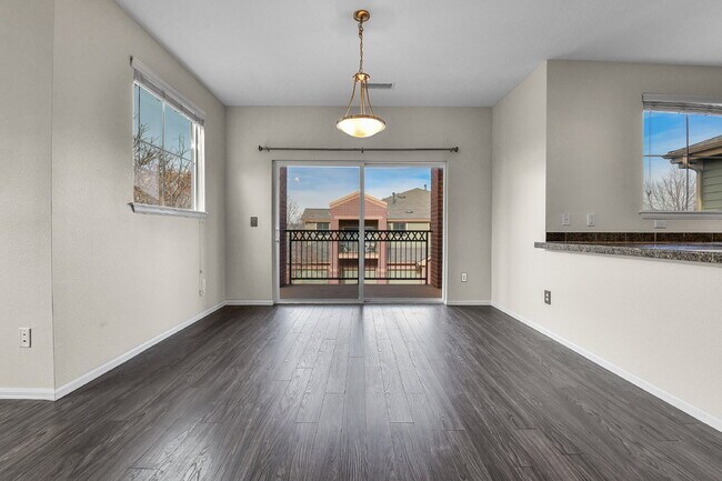 Building Photo - $1,800 - 1 Bed, 1.5 Bath Condo in Denver with In Unit Laundry in Great Location!