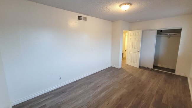 Building Photo - 6 Bedroom 3 Bath Two Story House with REMODELED Kitchen and Bathrooms Available Now!