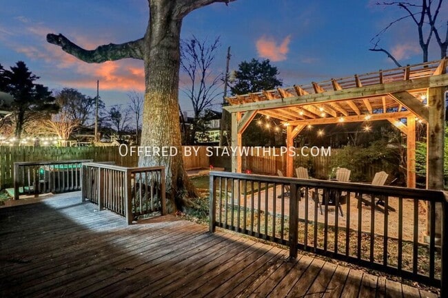 Building Photo - 397 Angelus St