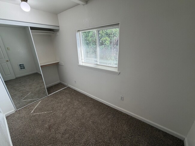 Building Photo - 4338 Ward Pl NE