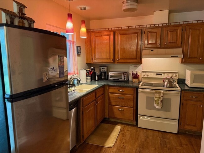 Building Photo - 3/2 in Fernwood Manor-FULLY FURNISHED