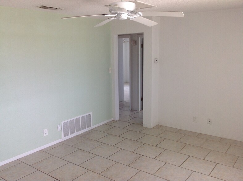 Large family room with fan - 300 N Flagler Ave