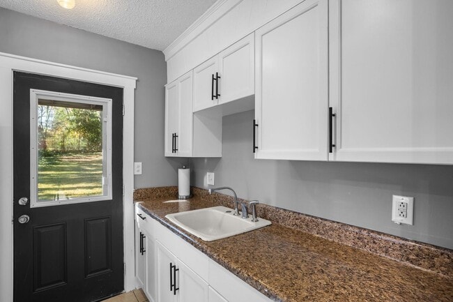 Building Photo - 1 Bedroom 1 Bath Duplex in the Heart of Auburn