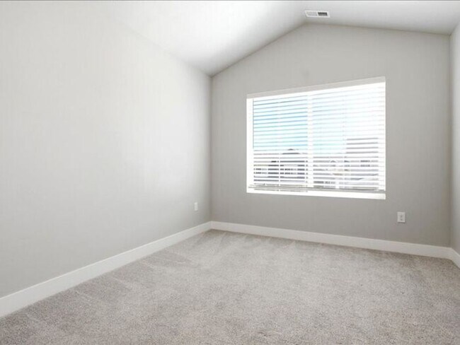 Building Photo - Herriman Lovely 3 bed, 2.5 bath Townhome