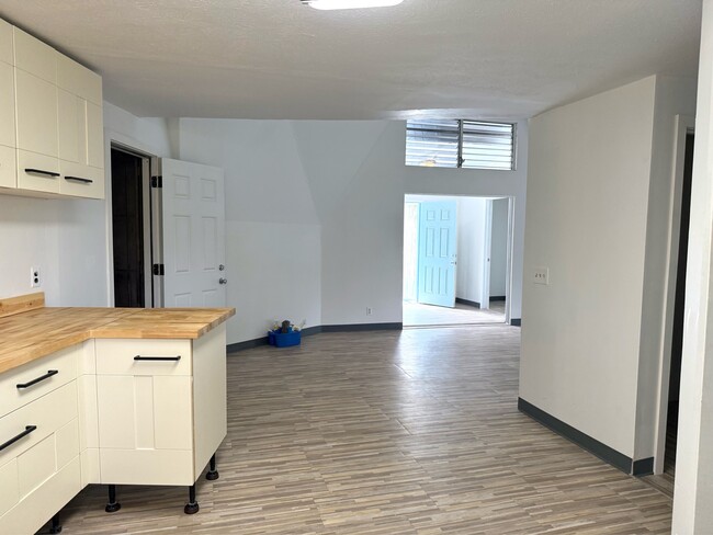 Building Photo - 14-3431-3431 Forest Rd