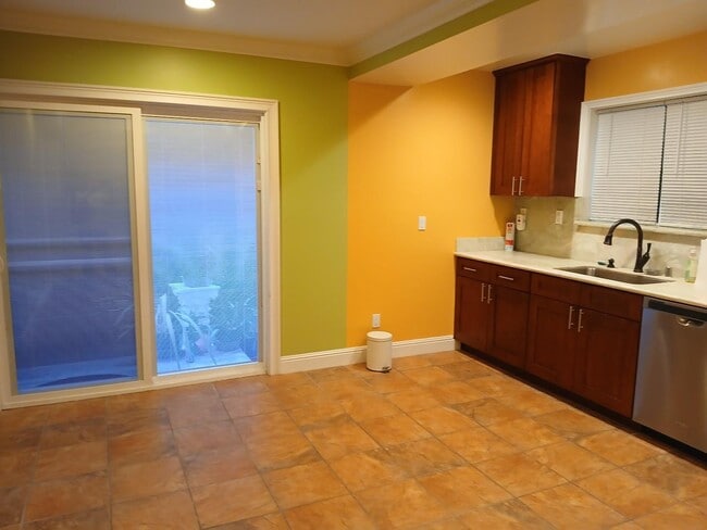 Building Photo - 421 Columbus St