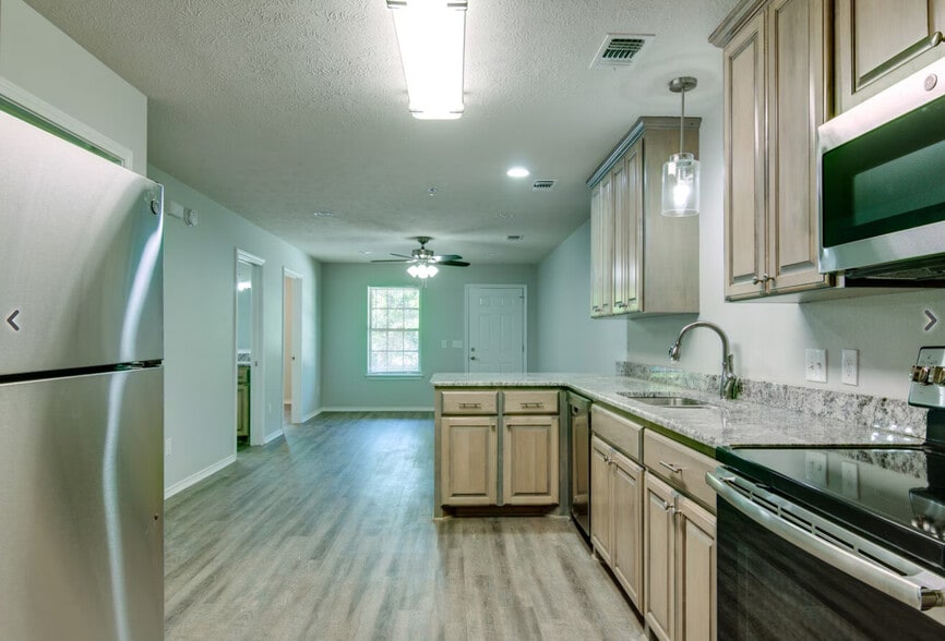 Building Photo - 911 Pecorella St E