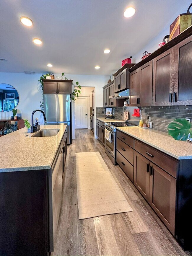Building Photo - Stunning home available in Stone Creek!  Must see the interior!