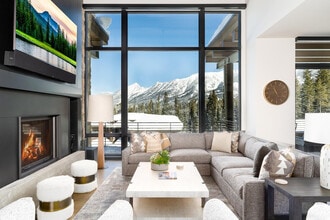 Building Photo - 10 Tree Line Ln