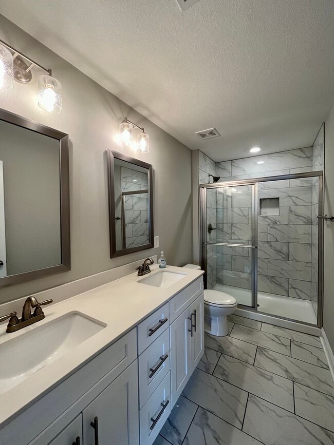 Building Photo - ** COMING SOON ** Beautiful Large Home in Great Location