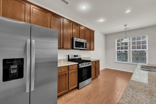 Building Photo - 3 Bedroom Townhome with 2 Car Garage in He...