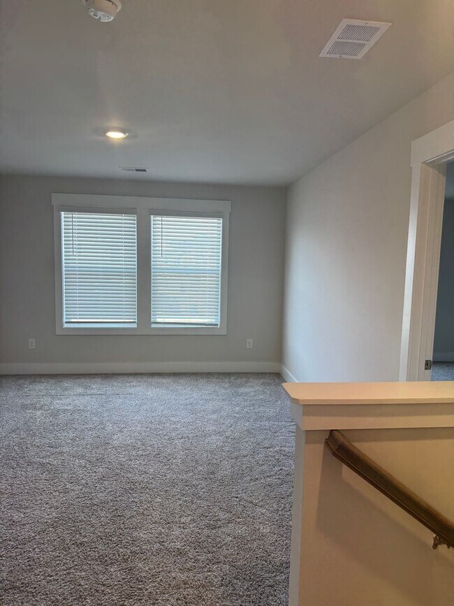 Building Photo - Great Price and location!