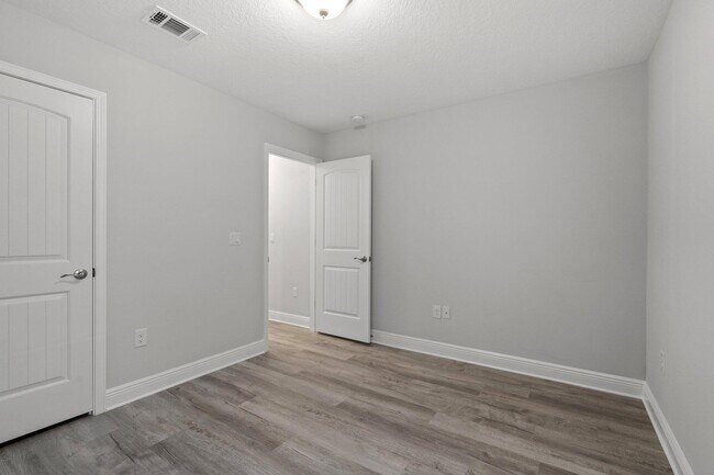 Building Photo - 571 Riverwalk Cir