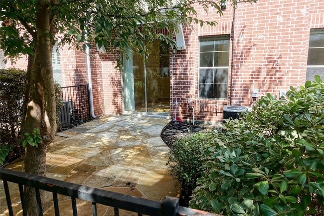 Building Photo - 2105 Lucerne Cove