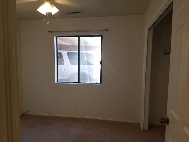 Building Photo - 3 Bed/2 Bath End Unit