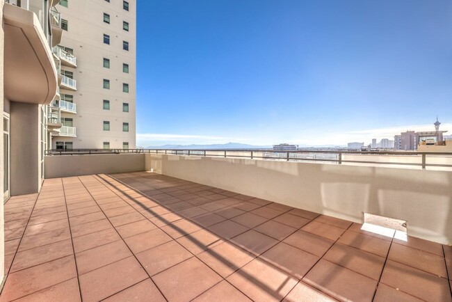 Building Photo - High rise 2 bedroom in Downtown Las Vegas NV.