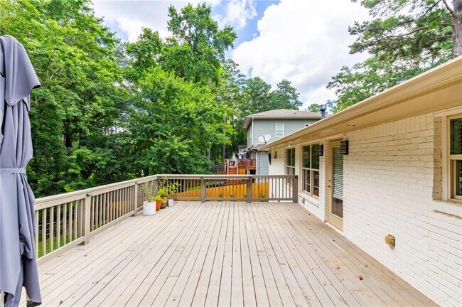 Building Photo - 3014 Skyland Dr NE
