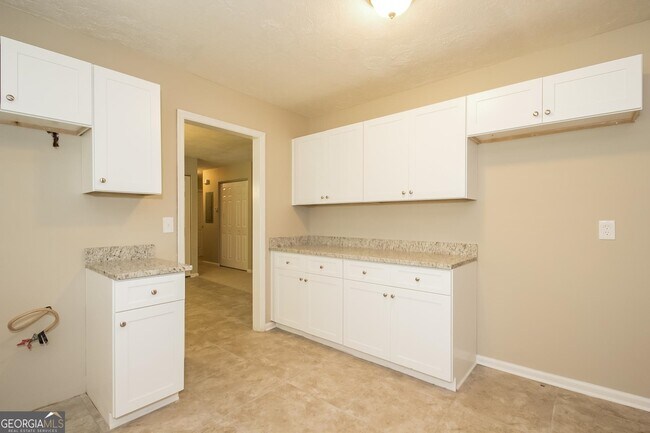 Building Photo - 6207 Newberry Ln