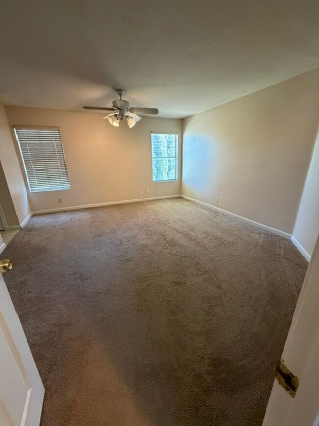 Building Photo - 4 Bedroom, 2.5 Bath Home For Rent