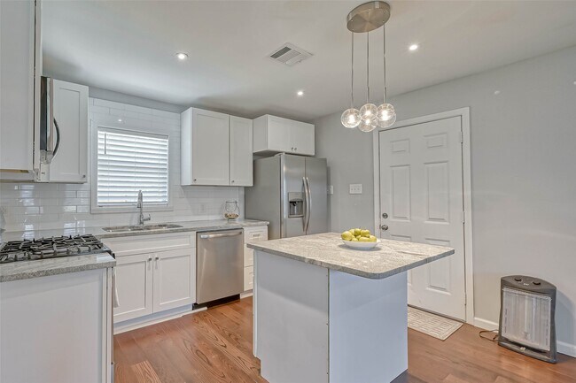 Building Photo - 3818 Noah St