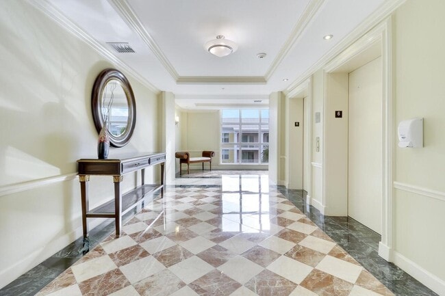 Building Photo - 806 E Windward Way