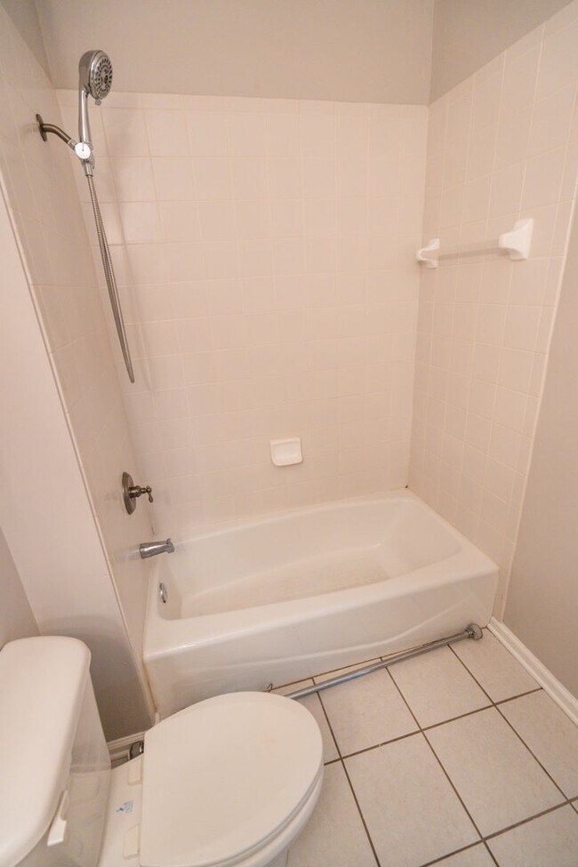 Building Photo - Beautiful 3 Bedroom 2 1/2 Bath Condo